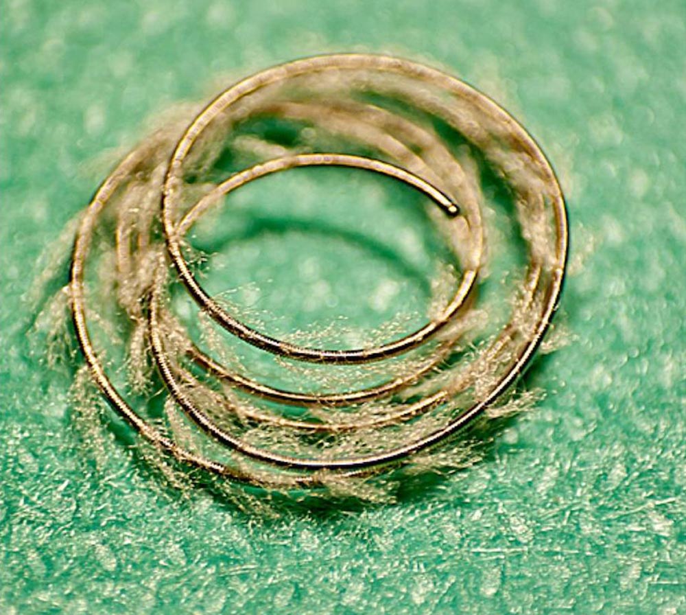 Coil mit gerinnungsaktivierenden Fasern